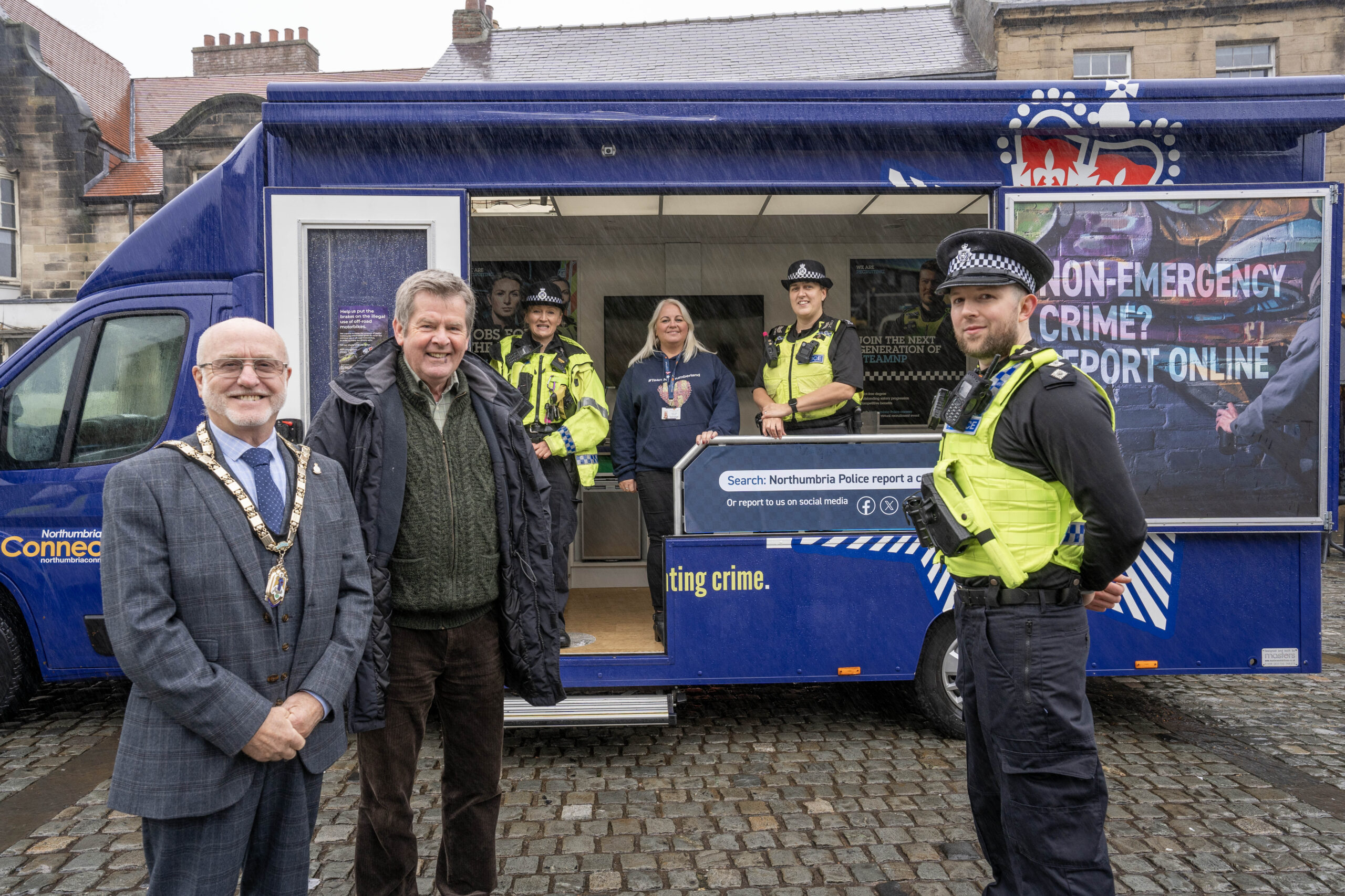 New Alnwick policing team meet the public. - Alnwick Town Council